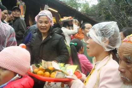 Hơn 5 vạn du khách “đội mưa” về dự lễ khai hội chùa Hương