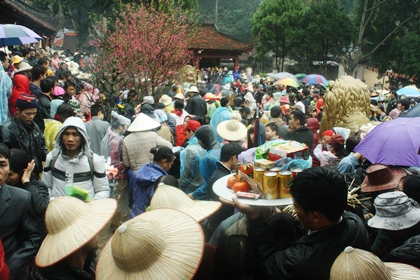 Hơn 5 vạn du khách “đội mưa” về dự lễ khai hội chùa Hương