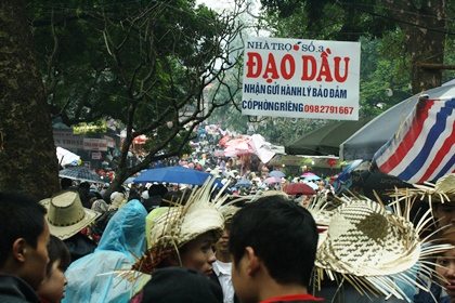 Hơn 5 vạn du khách “đội mưa” về dự lễ khai hội chùa Hương