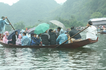 Hơn 5 vạn du khách “đội mưa” về dự lễ khai hội chùa Hương