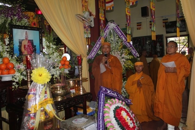 Chùm ảnh: Các phái đoàn viếng cố HT. Thích Huệ Hiền ngày 11/03/2013
