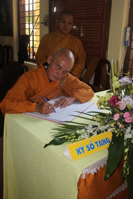 Chùm ảnh: Các phái đoàn viếng cố HT. Thích Huệ Hiền ngày 11/03/2013