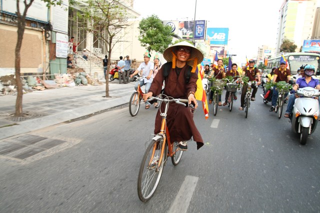 Tăng Ni trẻ tình nguyện đạp xe kêu gọi bảo vệ môi trường