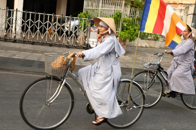 Tăng Ni trẻ tình nguyện đạp xe kêu gọi bảo vệ môi trường