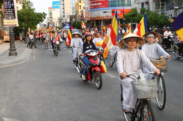Tăng Ni trẻ tình nguyện đạp xe kêu gọi bảo vệ môi trường
