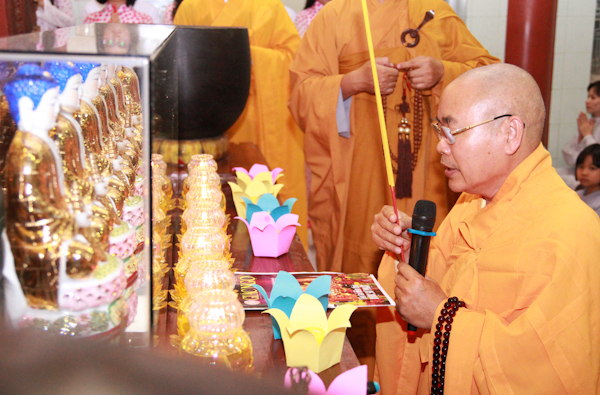 TP.HCM: Chùa Từ Tân rước đèn Dược Sư đầu năm