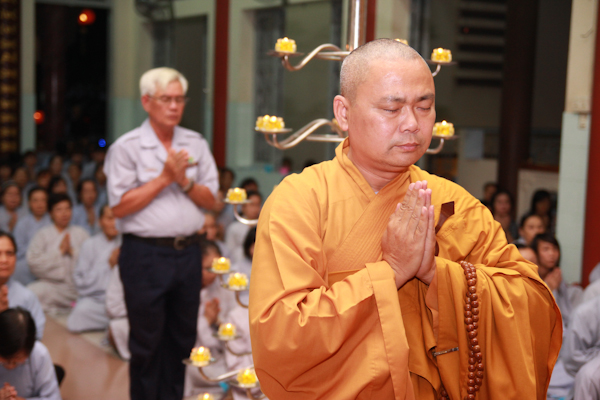TP.HCM: Chùa Từ Tân rước đèn Dược Sư đầu năm