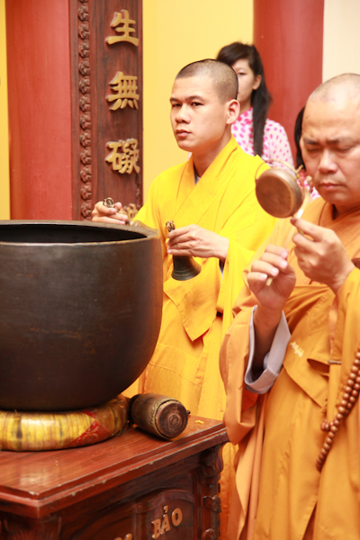 TP.HCM: Chùa Từ Tân rước đèn Dược Sư đầu năm