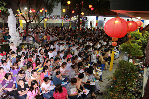 TP.HCM: Chùa Từ Tân rước đèn Dược Sư đầu năm