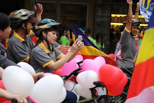 Chùm ảnh: Các CLB TNPT đạp xe hưởng ứng Giờ trái đất 2013