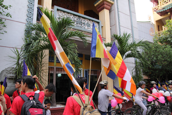 Chùm ảnh: Các CLB TNPT đạp xe hưởng ứng Giờ trái đất 2013