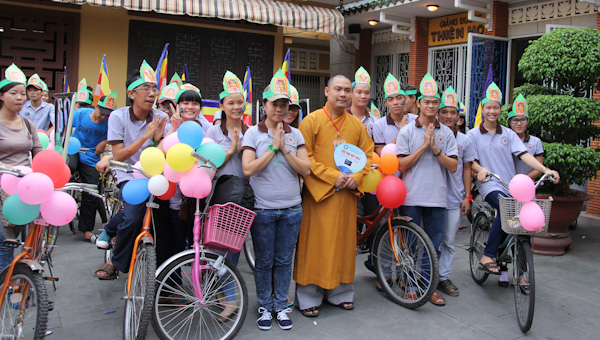 Chùm ảnh: Các CLB TNPT đạp xe hưởng ứng Giờ trái đất 2013