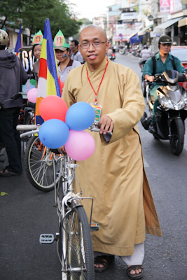 Chùm ảnh: Các CLB TNPT đạp xe hưởng ứng Giờ trái đất 2013