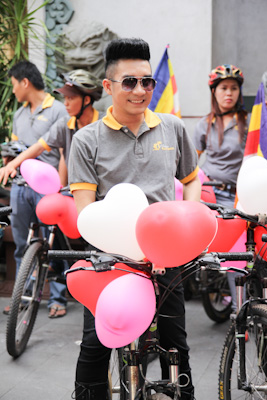 Chùm ảnh: Các CLB TNPT đạp xe hưởng ứng Giờ trái đất 2013