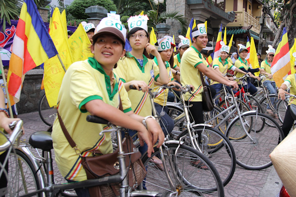 Chùm ảnh: Các CLB TNPT đạp xe hưởng ứng Giờ trái đất 2013