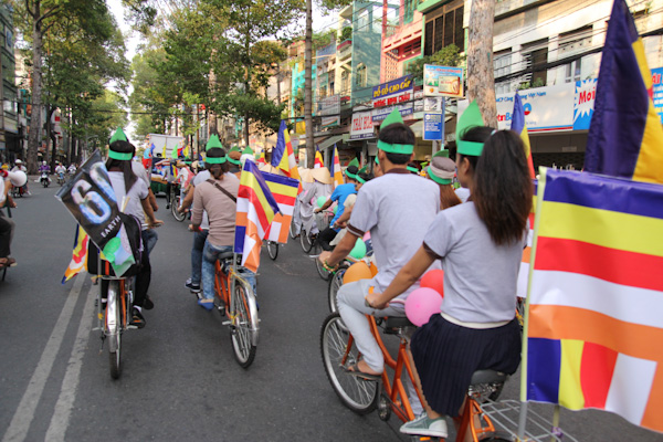 Chùm ảnh: Các CLB TNPT đạp xe hưởng ứng Giờ trái đất 2013