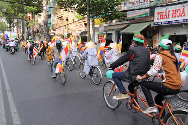 Chùm ảnh: Các CLB TNPT đạp xe hưởng ứng Giờ trái đất 2013