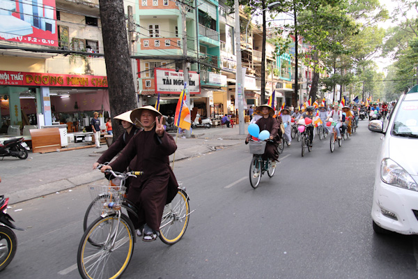 Chùm ảnh: Các CLB TNPT đạp xe hưởng ứng Giờ trái đất 2013