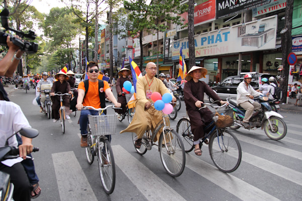 Chùm ảnh: Các CLB TNPT đạp xe hưởng ứng Giờ trái đất 2013