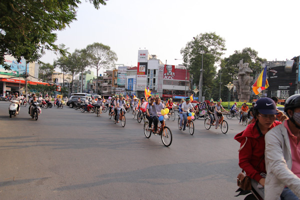 Chùm ảnh: Các CLB TNPT đạp xe hưởng ứng Giờ trái đất 2013