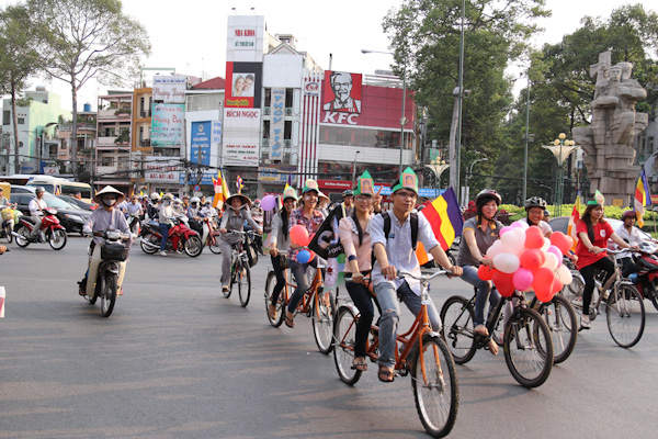 Chùm ảnh: Các CLB TNPT đạp xe hưởng ứng Giờ trái đất 2013