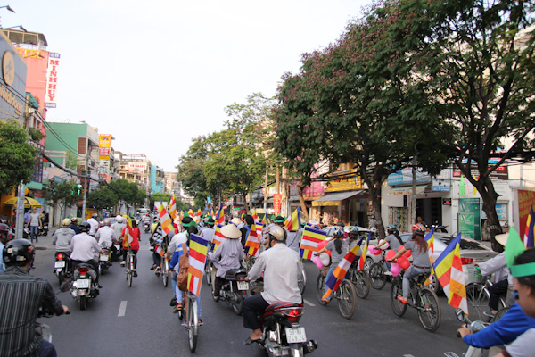 Chùm ảnh: Các CLB TNPT đạp xe hưởng ứng Giờ trái đất 2013