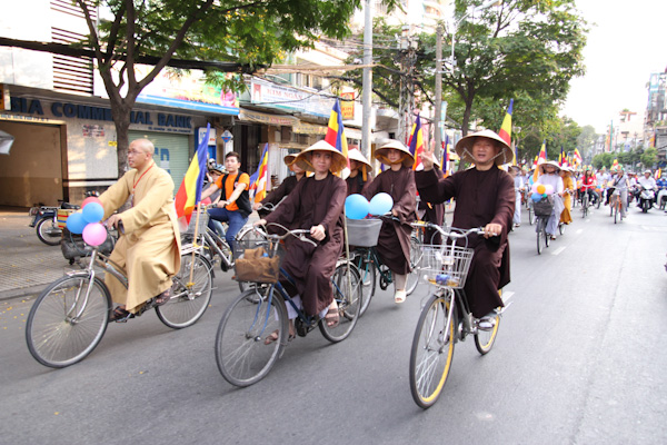Tăng Ni trẻ tình nguyện đạp xe kêu gọi bảo vệ môi trường