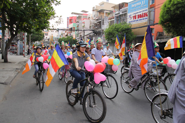 Chùm ảnh: Các CLB TNPT đạp xe hưởng ứng Giờ trái đất 2013