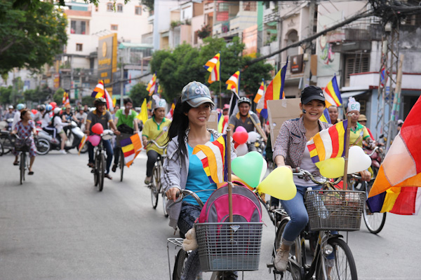 Chùm ảnh: Các CLB TNPT đạp xe hưởng ứng Giờ trái đất 2013