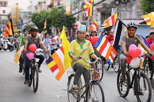 Chùm ảnh: Các CLB TNPT đạp xe hưởng ứng Giờ trái đất 2013