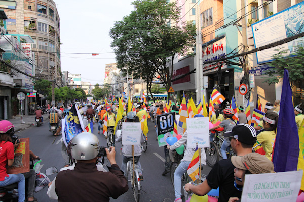 Chùm ảnh: Các CLB TNPT đạp xe hưởng ứng Giờ trái đất 2013