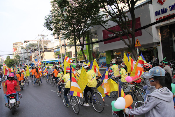 Chùm ảnh: Các CLB TNPT đạp xe hưởng ứng Giờ trái đất 2013