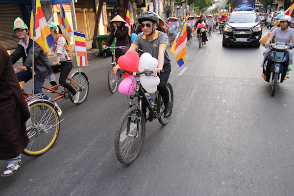 Chùm ảnh: Các CLB TNPT đạp xe hưởng ứng Giờ trái đất 2013