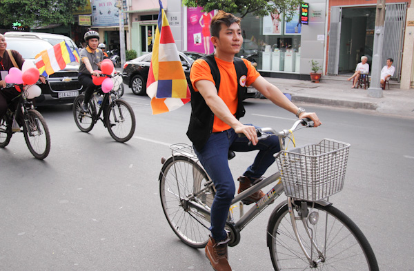 Chùm ảnh: Các CLB TNPT đạp xe hưởng ứng Giờ trái đất 2013