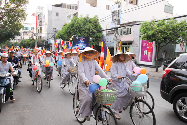 Chùm ảnh: Các CLB TNPT đạp xe hưởng ứng Giờ trái đất 2013