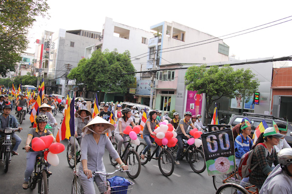 Chùm ảnh: Các CLB TNPT đạp xe hưởng ứng Giờ trái đất 2013