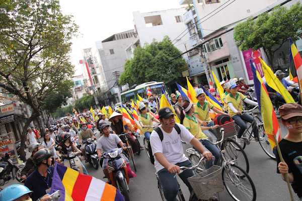 Chùm ảnh: Các CLB TNPT đạp xe hưởng ứng Giờ trái đất 2013