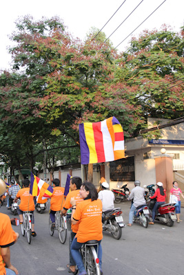 Chùm ảnh: Các CLB TNPT đạp xe hưởng ứng Giờ trái đất 2013