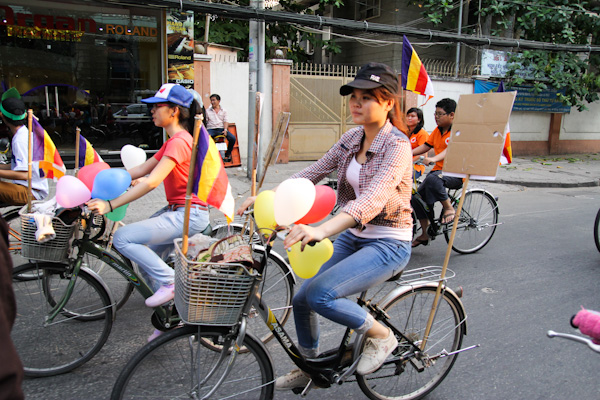 Chùm ảnh: Các CLB TNPT đạp xe hưởng ứng Giờ trái đất 2013