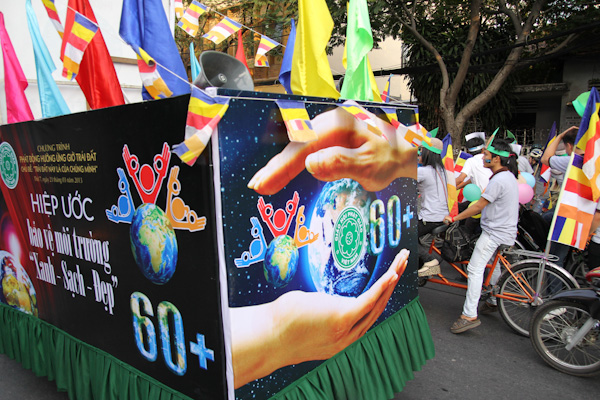 Chùm ảnh: Các CLB TNPT đạp xe hưởng ứng Giờ trái đất 2013