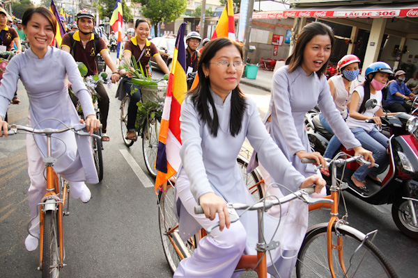 Chùm ảnh: Các CLB TNPT đạp xe hưởng ứng Giờ trái đất 2013