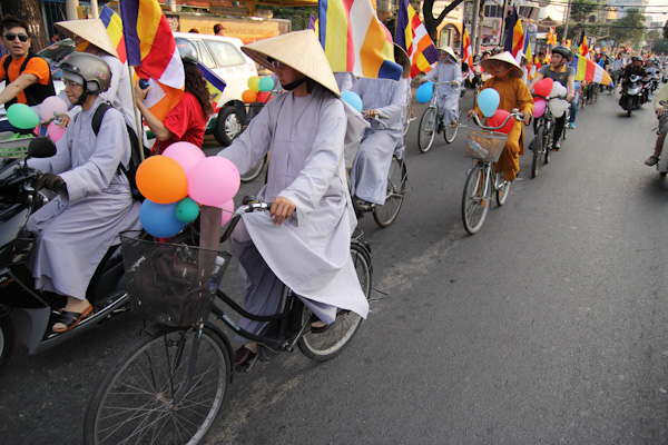 Chùm ảnh: Các CLB TNPT đạp xe hưởng ứng Giờ trái đất 2013