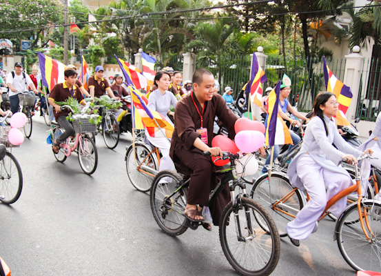 Chùm ảnh: Các CLB TNPT đạp xe hưởng ứng Giờ trái đất 2013