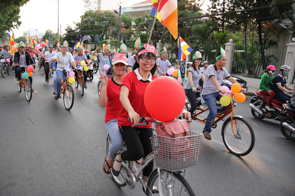 Chùm ảnh: Các CLB TNPT đạp xe hưởng ứng Giờ trái đất 2013