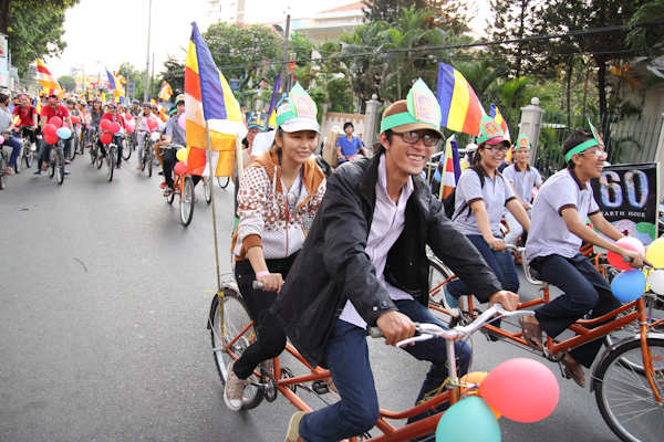 Chùm ảnh: Các CLB TNPT đạp xe hưởng ứng Giờ trái đất 2013