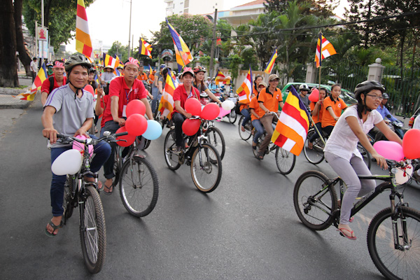 Chùm ảnh: Các CLB TNPT đạp xe hưởng ứng Giờ trái đất 2013