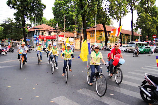 Chùm ảnh: Các CLB TNPT đạp xe hưởng ứng Giờ trái đất 2013