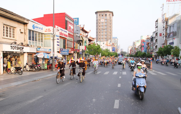 Chùm ảnh: Các CLB TNPT đạp xe hưởng ứng Giờ trái đất 2013