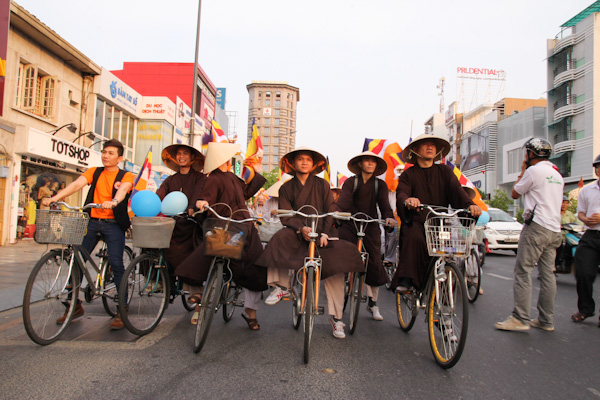 Chùm ảnh: Các CLB TNPT đạp xe hưởng ứng Giờ trái đất 2013