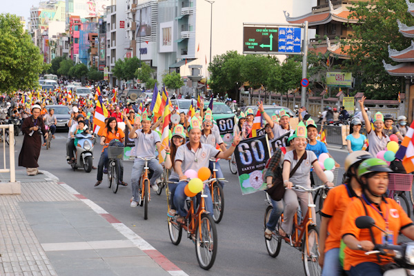 Chùm ảnh: Các CLB TNPT đạp xe hưởng ứng Giờ trái đất 2013